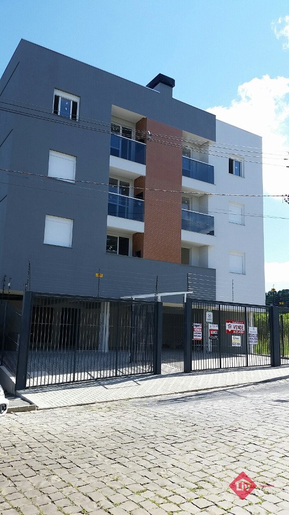 Apartamentos - 2 Dorm.<br />São Luiz da 6ª Légua<br />Caxias Do Sul<br /><br />Excelente apartamento de 2 dormitórios, sala de estar e jantar, cozinha, área de serviço, sacada com churrasqueira, esquadrias em alumínio, rebaixe em gesso em todo o apartamento, massa corrida, piso cerâmico e laminado, água quente, gás central, hidrômetros individuais,1 vaga de garagem. Empreendimento conta com porteiro eletrônico, gradil, cerca elétrica. 0-0