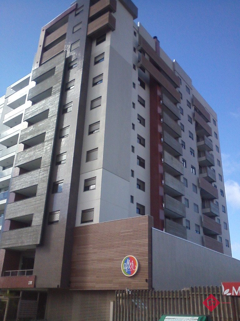 Apartamentos - 3 Dorm.<br />N. Sra de Lourdes<br />Caxias Do Sul<br /><br />Apartamento em Lourdes com 3 dormitórios sendo 1 suíte, amplo living com cozinha integrada, sacada gourmet, área de serviço, banheiro social, 2 vagas de garagem individuais. Apartamento pronto para morar, piso laminado e porcelanato, rebaixe em gesso, vista panorâmica para a cidade. 0-0