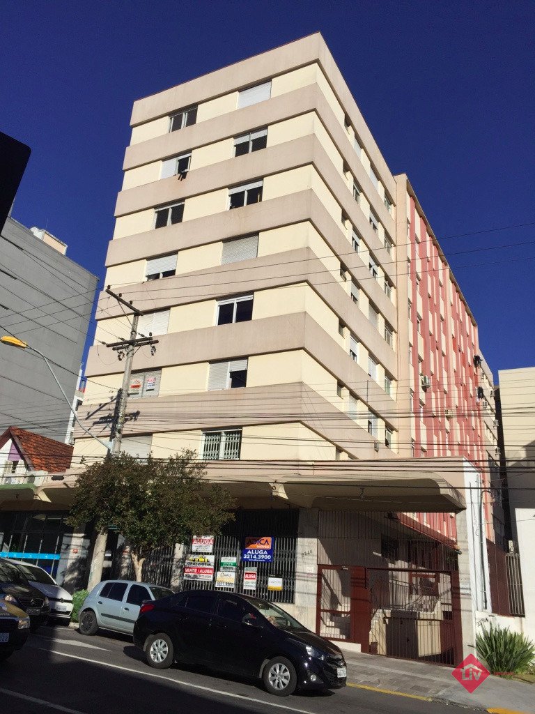 Apartamentos - 2 Dorm.<br />Centro<br />Caxias Do Sul<br /><br />Apartamento com 2 dormitórios, copa cozinha, sala de estar, área de serviço, 1 banheiro social, piso laminado e cerâmico, esquadrias em madeira, 1 vaga de garagem.