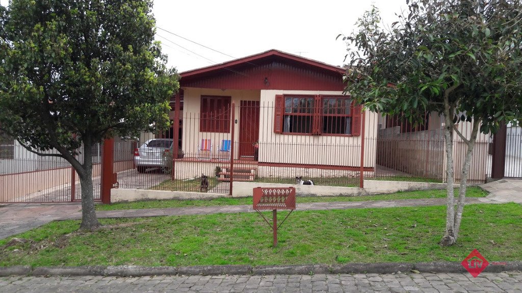 Casas - 3 Dorm.<br />Bela Vista<br />Caxias do Sul<br /><br />Casa no Bairro Bela Vista com 125,00m de área privativa, com terreno de 384,00m, 3 dormitórios, 1 banheiro social, cozinha, sala de estar, área de serviço separada, churrasqueira, garagem para 2 carros. 0-0