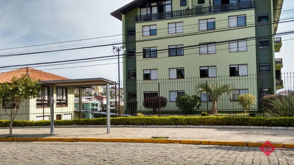 Apartamentos - 2 Dorm.<br />Santa Catarina<br />Caxias do Sul<br /><br />Apartamento com 2 dormitórios, sala de estar e jantar, cozinha, área de serviço, água quente, sacada, lareira, 1 banheiro social, 1 banheiro auxiliar, 1 vaga de garagem. 0-0