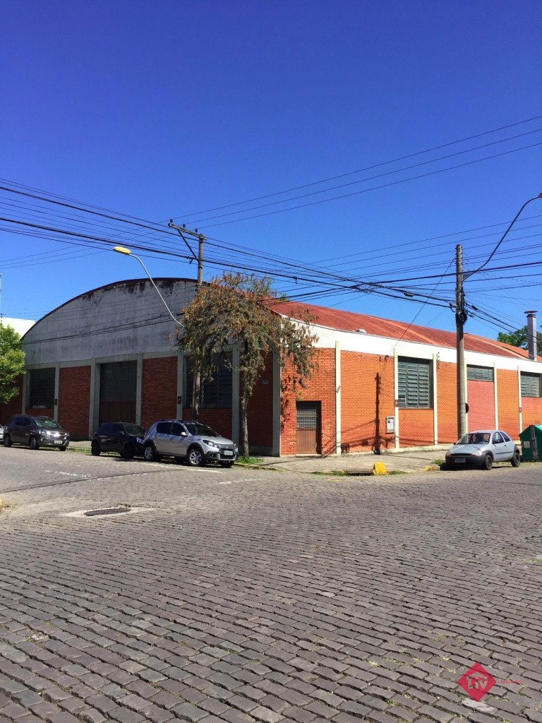 Terrenos<br />Centro<br />Caxias do Sul<br /><br />Terreno de esquina em excelente localização no Centro, próximo a Escola Murialdo, com 888,30m de área total. Neste mesmo terreno consta um pavilhão com a mesma área, sem valor comercial. 0-0