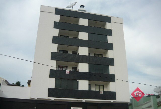 Apartamentos - 2 Dorm.<br />Desvio Rizzo<br />Caxias do Sul<br /><br />Apartamento com 2 dormitórios, sala de estar e jantar, cozinha, área de serviço, água quente, boiler, churrasqueira, gás central, hidrômetros individuais, rebaixe em gesso, semi mobiliado, piso cerâmica e laminado, esquadrias em PVC, 1 vaga de garagem. 0-0