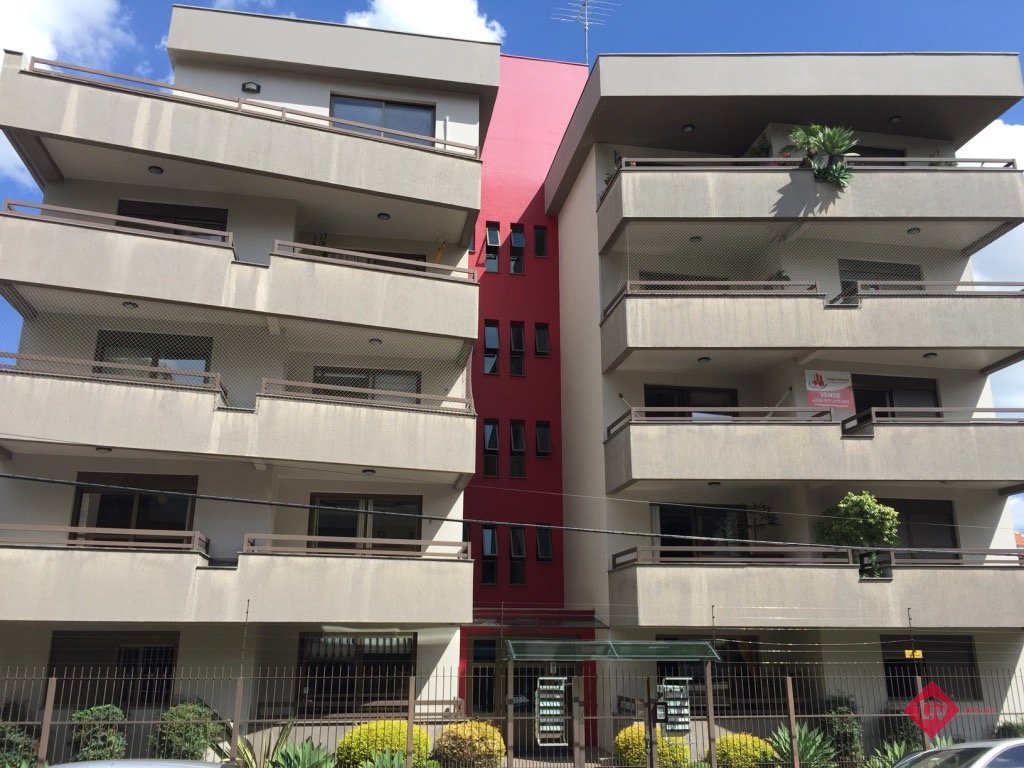 Apartamentos - 3 Dorm.<br />N. Sra de Lourdes<br />Caxias do Sul<br /><br />Excelente apartamento com 3 dormitórios sendo 1 suíte, sala de estar, sala de jantar, cozinha, área de serviço separada, 1 banheiro social, lareira, água quente, boiler, churrasqueira, espera para calefação, gás central, hidrômetro individual, rebaixe em gesso, hall de entrada, piso cerâmica e laminado, 3 sacadas, interfone, 3 vagas de garagem. 0-0