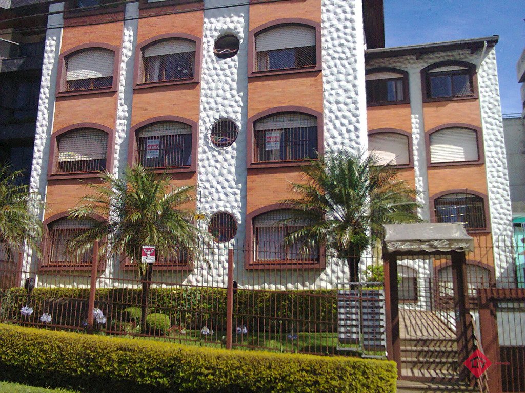 Apartamentos - 3 Dorm.<br />Exposição<br />Caxias do Sul<br /><br />APARTAMENTO COM 3 DORMITÓRIOS, SALA DE ESTAR E JANTAR, COZINHA, ÁREA DE SERVIÇO, DEPENDÊNCIA DE EMPREGADA COM BANHEIRO. APARTAMENTO REFORMADO COM LAMINADO E CERÂMICA NOVOS, PORTAS LIXADAS E PINTADAS E TODAS AS PAREDES E TETOS PINTADOS, 1 VAGA DUPLA DE GARAGEM. 0-0