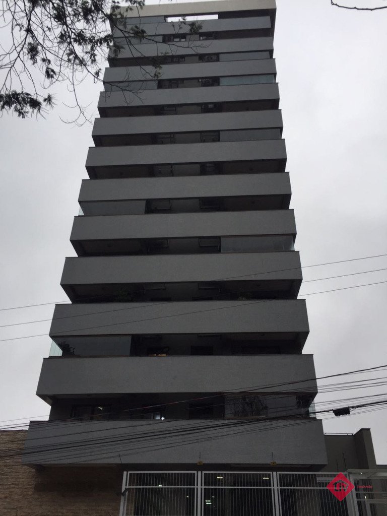 Apartamentos - 2 Dorm.<br />Nossa Senhora de Lourdes<br />Caxias do Sul<br /><br />APARTAMENTO COM 2 DORMITÓRIOS SENDO 1 SUÍTE, SALA DE ESTAR E JANTAR, COZINHA, ÁREA DE SERVIÇO, SACADA, ÁGUA QUENTE, CHURRASQUEIRA, ESPERA PARA SPLIT, HIDRÔMETROS INDIVIDUAIS, REBAIXE EM GESSO, 1 BANHEIRO SOCIAL, INTERFONE, PISO PORCELANATO, ESQUADRIAS EM ALUMÍNIO, VIDROS DUPLOS, 1 VAGA DE GARAGEM DUPLA. 0-0