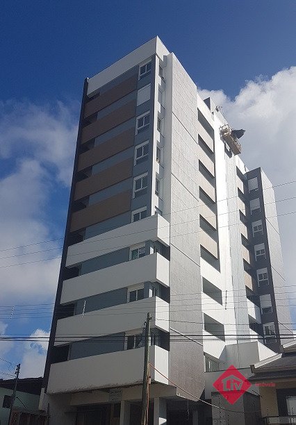 Apartamentos - 2 Dorm.<br />VILA VERDE<br />Caxias do Sul<br /><br />Apartamento de 2 dormitórios sendo 1 suíte, sala de estar e jantar, cozinha com churrasqueira, sacada, 1 banheiro social, 1 vaga dupla de garagem, espera para split, água quente, gás central, hidrômetros individuais, esquadrias em PVC. Empreendimento conta com salão de festas, elevador e porteiro eletrônico. 0-0
