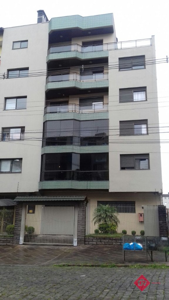 Apartamentos - 3 Dorm.<br />Cinquentenário<br />Caxias do Sul<br /><br />APARTAMENTO COM 3 DORMITÓRIOS SENDO 1 SUÍTE, SALA DE ESTAR E JANTAR, COZINHA, 2 SACADAS, ÁREA DE SERVIÇO, 1 BANHEIRO SOCIAL, ÁGUA QUENTE, CHURRASQUEIRA, ESPERA PARA SPLIT, GÁS CENTRAL, HIDRÔMETROS INDIVIDUAIS, REBAIXE EM GESSO, SALA ÍNTIMA, SEMI MOBILIADO, PISO CERÂMICO E LAMINADO, ESQUADRIAS EM PVC, 1 VAGA DUPLA DE GARAGEM. 0-0