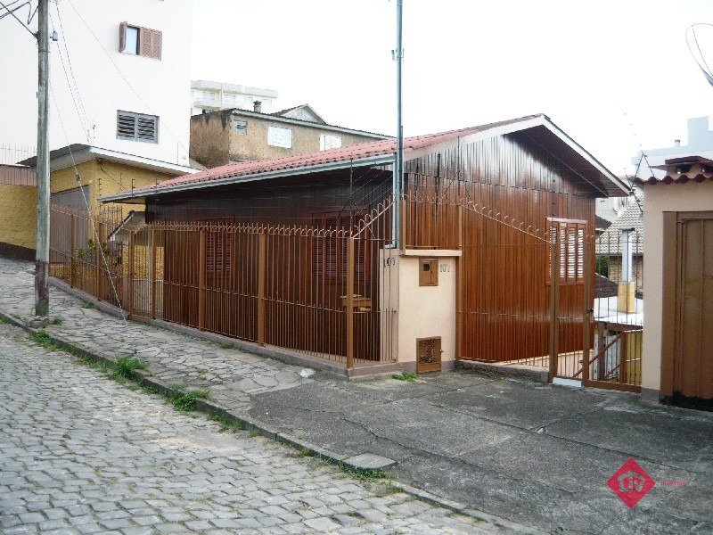 Casas - 3 Dorm.<br />Rio Branco<br />Caxias do Sul<br /><br />Casa de 2 pavimentos com 3 dormitórios, 2 banheiros, sala com lareira, cozinha, área de serviço separada e garagem para 2 carros. Pode ser transformada em 2 moradias. 0-0