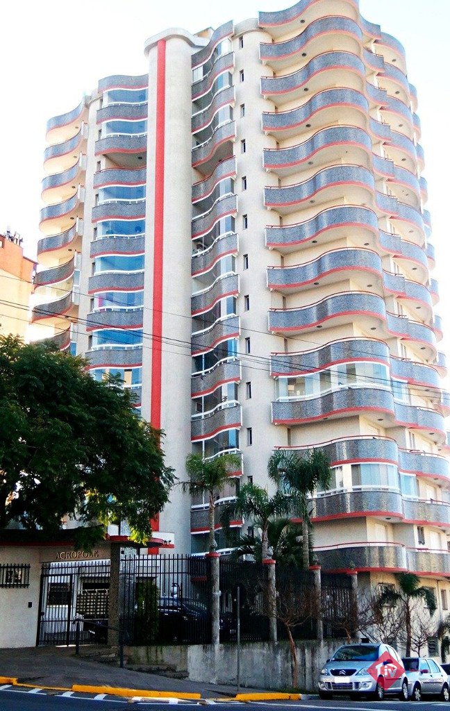 Apartamentos - 2 Dorm.<br />Centro<br />Caxias do Sul<br /><br />LINDO APARTAMENTO COM 2 DORMITÓRIOS SENDO 1 SUÍTE MASTER COM CLOSET E HIDROMASSAGEM, SALA DE ESTAR E JANTAR, COZINHA, ÁREA DE SERVIÇO, ÁGUA QUENTE, BOILER, CHURRASQUEIRA, CALEFAÇÃO, GÁS CENTRAL, REBAIXE EM GESSO, HIDRÔMETROS INDIVIDUAIS, HALL DE ENTRADA, SEMI MOBILIADO, PISO LAMINADO E PORCELANATO, 4 SACADAS SENDO 2 FECHADAS, ESQUADRIAS PVC, LAVABO, VIDROS DUPLOS, 2 VAGAS DE GARAGEM INDIVIDUAIS. 0-0