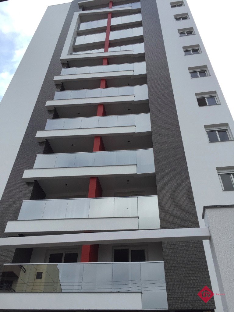Apartamentos - 2 Dorm.<br />Panazzolo<br />Caxias Do Sul<br /><br />Apartamento no Panazzolo com 2 Dormitórios (1 Suíte), Sala 2 Ambientes C/Sacada, Cozinha C/Churrasqueira, Área De Serviço, Banheiro Social E 2 Vagas Na Garagem. Agende uma visita e conheça o apartamento decorado no local!