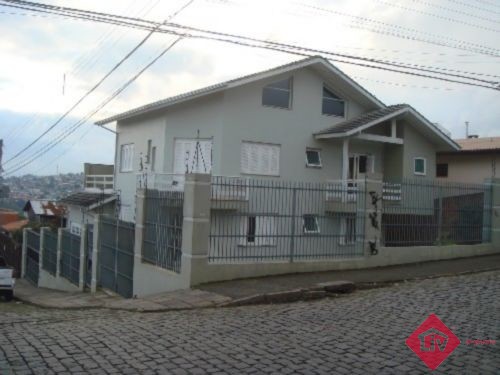 Casas - 5 Dorm.<br />Nossa Senhora de Fátima<br />Caxias Do Sul<br /><br />Excelente Casa De Esquina No Fátima Com 5 Dormitórios (1 Suíte Master), 2 Salas, 2 Cozinhas, 2 Churrasqueiras, Garagem Para 2 Carros Dentro, Pátio Lateral. 0-0