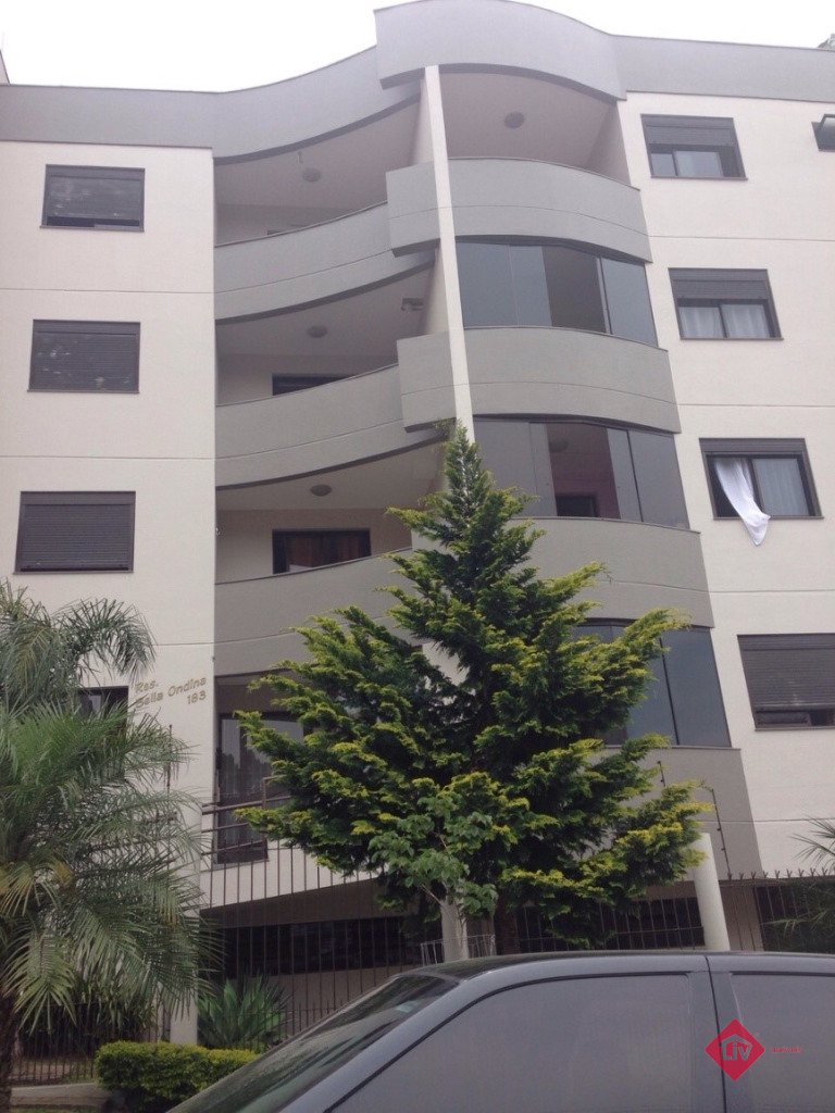 Apartamentos - 1 Dorm.<br />Sagrada Família<br />Caxias Do Sul<br /><br />Apartamento de 1 dormitório, 1banheiro social, área de serviço, cozinha, sala de estar, sacada com deck de madeira, 1 vaga simples de garagem. Empreendimento conta com Salão de festas com churrasqueira, hall de entrada, porteiro eletrônico,cerca elétrica. 0-0