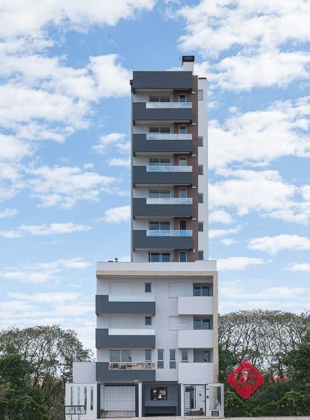 Apartamentos - 2 Dorm.<br />Villa Horn<br />Caxias Do Sul<br /><br />Excelente apartamento com 2 dormitórios sendo 1 suíte com sacada, 1 banheiro social, cozinha com churrasqueira, área de serviço com sacada, sala de estar e jantar, água quente, gás central, espera para split, hidrômetros individuais, piso laminado, porcelanato e cerâmico, esquadrias em PVC, ! box duplo, interfone. Empreendimento conta com elevador, salão de festas e academia. 0-0
