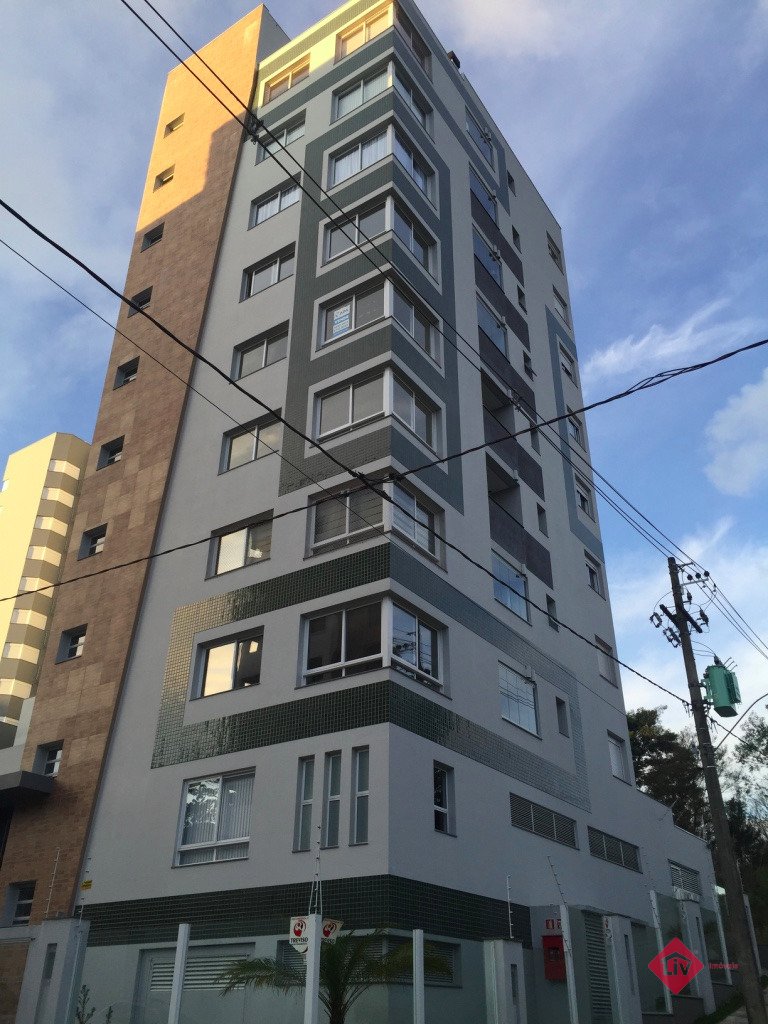 Apartamentos - 3 Dorm.<br />Villa Horn<br />Caxias Do Sul<br /><br />Excelente apartamento 1 por andar, com 3 dormitórios sendo 1 suíte, 1 banheiro social, 1 lavabo, ampla sala de estar e jantar, cozinha com churrasqueira, área de serviço com sacada, piso porcelanato e laminado, água quente, gás central, espera para split, esquadrias em PVC, 1 box duplo. Empreendimento conta com elevador privativo com senha, salão de festas, porteiro eletrônico, interfone, jardim, hall de entrada decorado. 0-0