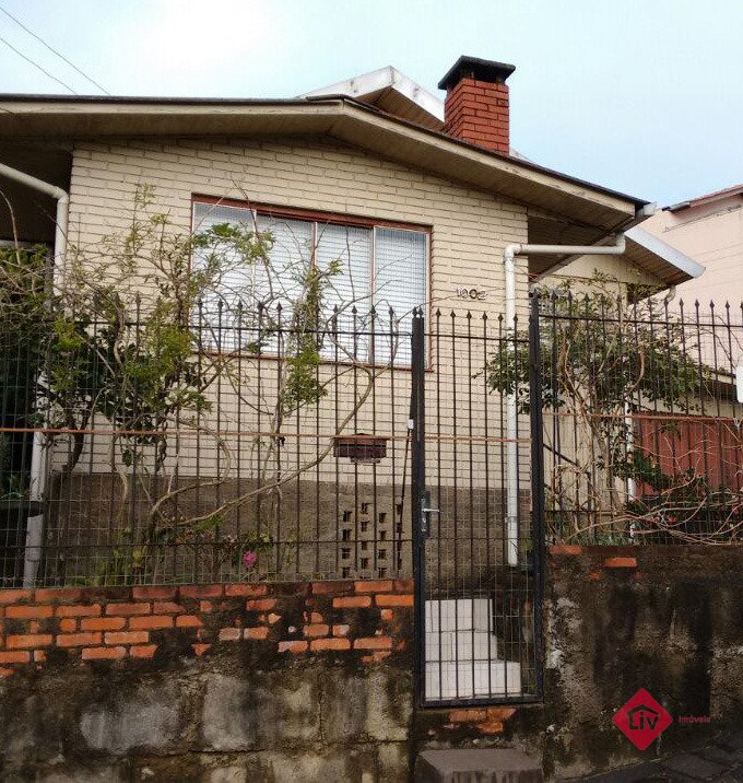 Casas - 2 Dorm.<br />Pioneiro<br />Caxias Do Sul<br /><br />Casa Mista, com 2 dormitórios, 1 banheiro social, sala de estar e jantar, cozinha, área de serviço, sacada fechada com churrasqueira, 1 vaga de garagem, pátio,