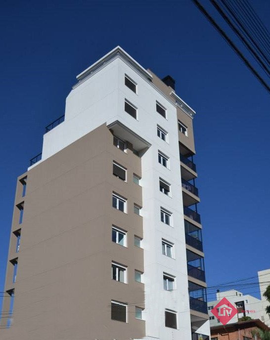 Apartamentos - 3 Dorm.<br />Panazzolo<br />Caxias Do Sul<br /><br />Excelente Apartamento 1 por andar, com 3 dormitórios sendo 1 suíte master, 1 banheiro social, 1 lavabo, cozinha, área de serviço, sala de estar e jantar, água quente, espera para split, interfone, espera para lareira piso porcelanato, piso laminado, 1 sacada com churrasqueira, esquadrias em alumínio, 1 terraço, vidros duplos, interfone, 1 vaga dupla de garagem. Empreendimento conta com elevador, salão de festas, hall de entrada decorado, porteiro eletrônico. 0-0