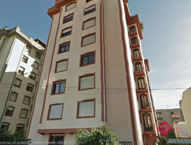 Apartamentos - 3 Dorm.<br />Centro<br />Caxias Do Sul<br /><br />Excelente Apartamento com 3 dormitórios sendo 1 suíte com closet, 1 banheiro social, cozinha, sala de estar, semi mobiliado, área de serviço separada, 2 sacadas, esquadrias em madeira, 1 box duplo de garagem. Empreendimento conta com elevador, hall de entrada decorado, porteiro eletrônico. 0-0