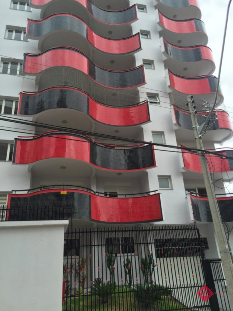 Apartamentos - 3 Dorm.<br />Centro<br />Caxias Do Sul<br /><br />Apartamento No Centro 1 Por Andar, 3 Dormitórios Todos Com Sacada (Sendo 1 Suíte Master), Sala De Estar/Jantar Com Sacada, Banheiro Social, Cozinha Com Churrasqueira, Área De Serviço, Sacada, Lavabo E 2 Vagas De Garagem. Prédio Com Elevador, Salão De Festas, Espaço Fitness, Sacadas Revestidas De Pastilhas Espera Para Vidros Duplos E Pvc.