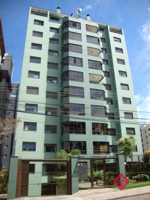 Apartamentos - 3 Dorm.<br />Madureira<br />Caxias Do Sul<br /><br />Excelente Apartamento com 3 dormitórios sendo 1 suíte, 1 banheiro social, área de serviço, cozinha, sala de estar e jantar, sacada, água quente, boiler, churrasqueira, gás central, rebaixe em gesso, hidrômetros individuais, semi mobiliado, interfone, 3 vagas de garagem, esquadrias em alumínio, iluminação. 0-0