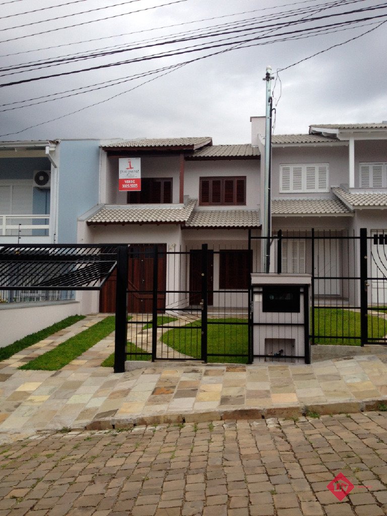 Casas - 3 Dorm.<br />Altos do Seminário<br />Caxias Do Sul<br /><br />Casa Germinada com 3 dormitórios, sendo 1 suíte, 1 banheiro social, espera para split, escada com mármore e vidro, laminado nos dormitórios, rebaixe em gesso, cozinha ampla, sala com espera para lareira canadense, 1 lavabo, área de serviço, pintura epóxi interna, pintura em texturaexterna, garagem para 2 carros com possibilidade para 3, churrasqueira com bifeteira, água quente, espera para gás central, pátio nos fundos, entrada exclusiva.
