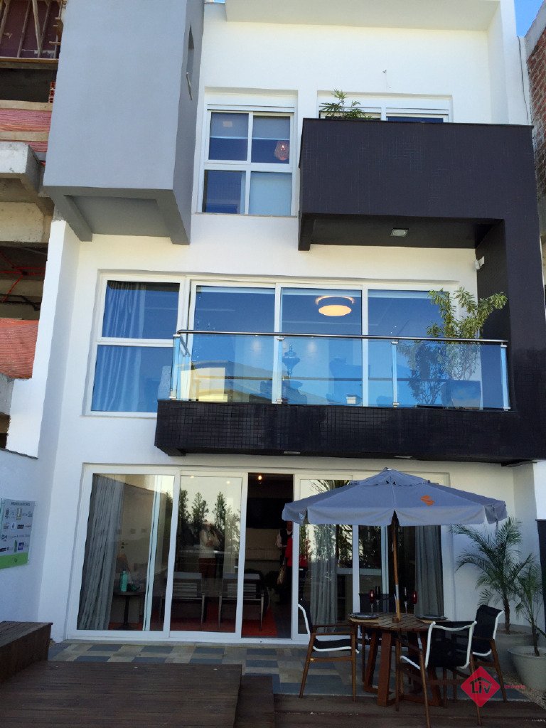 Casas - 3 Dorm.<br />Nossa Senhora de Lourdes<br />Caxias Do Sul<br /><br />Casa triplex em condomínio fechado, com 3 suítes (sendo 1 master com closet, hidro e sacada), sala de estar com churrasqueira, gabinete, área social com sacada, cozinha, área de serviço, lavabo, espera para elevador, calefação e ar condicionado, paredes duplas entre as unidades, vidros duplos nas suítes e estar social, esquadrias em pvc e 4 vagas de garagem com possibilidade para mais 2 vagas fechadas.