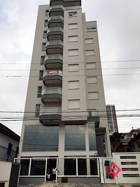 Apartamentos - 3 Dorm.<br />Universitário<br />Caxias Do Sul<br /><br />Excelente apartamento com 3 dormitórios sendo 1 suíte, cozinha, área de serviço separada, 1 banheiro social, água quente, espera para split, espera para gás central, sacada, churrasqueira, sala de estar e jantar, esquadrias em PVC, 2 vagas de garagem. Empreendimento conta com elevador, porteiro eletrônico, interfone, gradil, cerca elétrica, salão de festas. 0-0