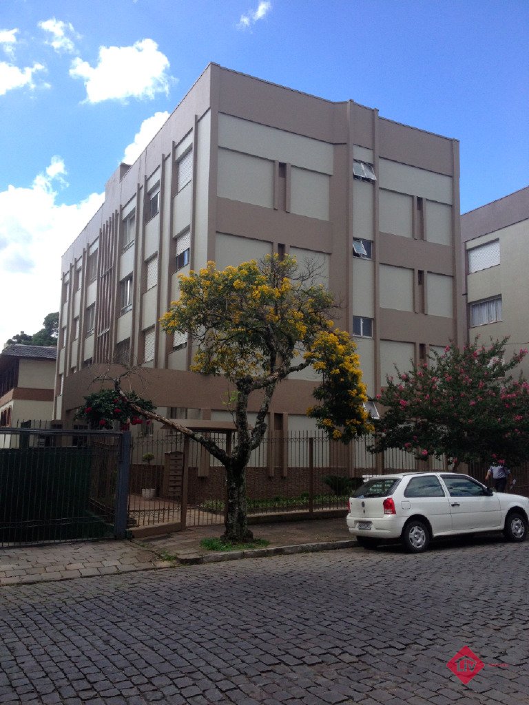 Apartamentos - 3 Dorm.<br />Exposição<br />Caxias Do Sul<br /><br />Apartamento de 3 dormitórios sendo 1 suíte com vestir, semi mobiliado, rebaixe em gesso, sala, cozinha, ampla área de serviço, com dependência de empregada, banheiro social, água quente, gás central, churrasqueira, 1 vaga na garagem. 0-0