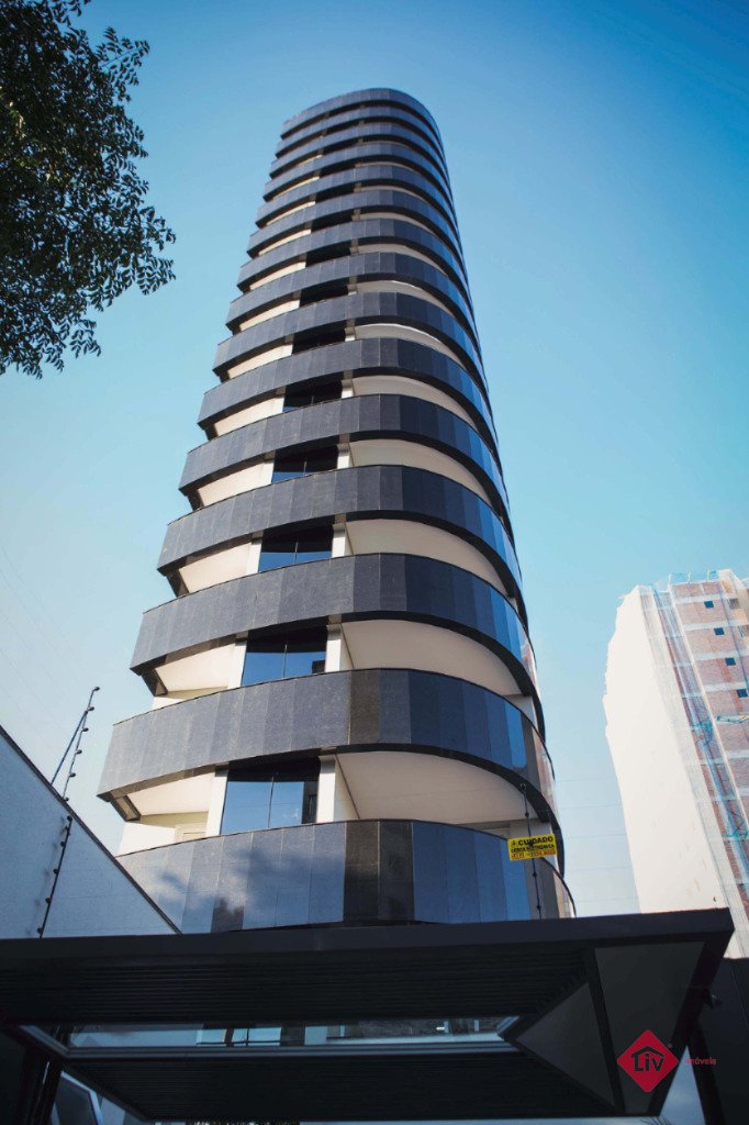 Apartamentos - 3 Dorm.<br />Panazzolo<br />Caxias Do Sul<br /><br />Apartamento de 1 por andar, ótima vista, com 3 suítes sendo 1 master com 25m, 1 banheiro social, 1 lavado, ampla living de 3 ambientes com lareira e sacada, cozinha integrada, lavanderia com sacada,3 vagas de garagem, 2 elevadores sendo 1 panorâmico. Empreendimento com Salão de festas, academia, e brinquedoteca mobiliados e decorados.