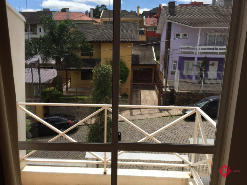 Sobrados - 2 Dorm.<br />Altos do Seminário<br />Caxias Do Sul<br /><br />Excelente sobrado com 2 dormitórios sendo 1 suíte, sala de estar e jantar, cozinha, área de serviço, água quente, boiler, churrasqueira, semi mobiliado, 1 banheiro social, piso cerâmica e laminado, esquadrias em alumínio, 2 vagas de garagem.