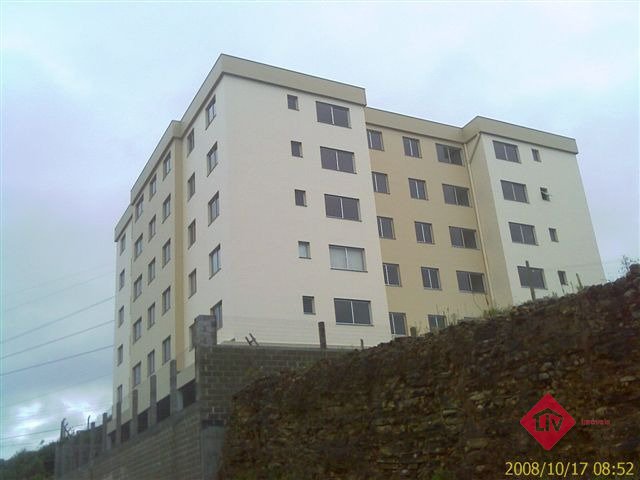 Apartamentos - 2 Dorm.<br />Diamantino<br />Caxias Do Sul<br /><br />Excelente apartamento com 2 dormitórios, 1 banheiro social, sala de estar e jantar, cozinha, área de serviço, piso cerâmico e laminado, semi mobiliado, interfone, estacionamento rotativo. Empreendimento conta com salão de festas, porteiro eletrônico e gradil.