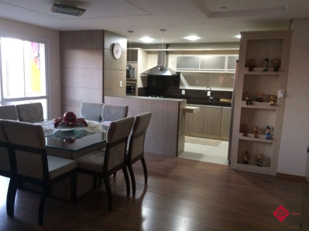 Apartamentos - 3 Dorm.<br />Panazzolo<br />Caxias Do Sul<br /><br />Lindo Apartamento Duplex no bairro Panazzolo, com 3 suítes sendo 1 com closet, escritório, sala de estar, jantar, TV, cozinha, área de serviço, água quente, gás central, churrasqueira, sacada, rebaixe em gesso, mobiliado, piso laminado e porcelanato, esquadrias em PVC, 3 vagas de garagem. 0-0
