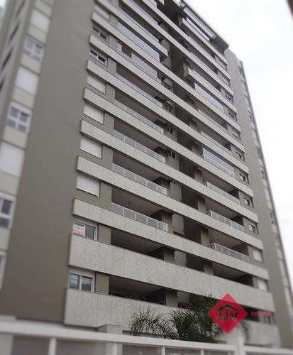 Apartamentos - 3 Dorm.<br />Exposição<br />Caxias Do Sul<br /><br />Excelente apartamento com 3 dormitórios sendo 1 suíte, sala de estar e jantar, cozinha, área de serviço, 1 banheiro social, esquadrias em PVC, iluminação, piso porcelanato e laminado, calefação instalada, gás central, água quente, espera para split, rebaixe em gesso, hidrômetros individuais, semi mobiliado, sacada, interfone, 4 vagas de garagem.