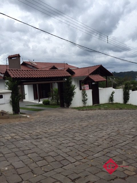 Casas - 4 Dorm.<br />Linha 40<br />Caxias Do Sul<br /><br />Excelente casa em condomínio fechado, com 4 dormitórios sendo 1 suíte master, sala de estar, sala de jantar, sala TV, cozinha, área de serviço, 1 banheiro social, água quente, alarme, boiler, churrasqueira, espera para split, gás central, hidromassagem, hidrômetro individual, rebaixe em gesso, mobiliado, lareira, piso cerâmica e laminado, energia solar, esquadrias em madeira, iluminação, piscina coberta, jardim, 5 vagas de garagem. Empreendimento conta com porteiro eletrônico, salão de festas, playground. 0-0