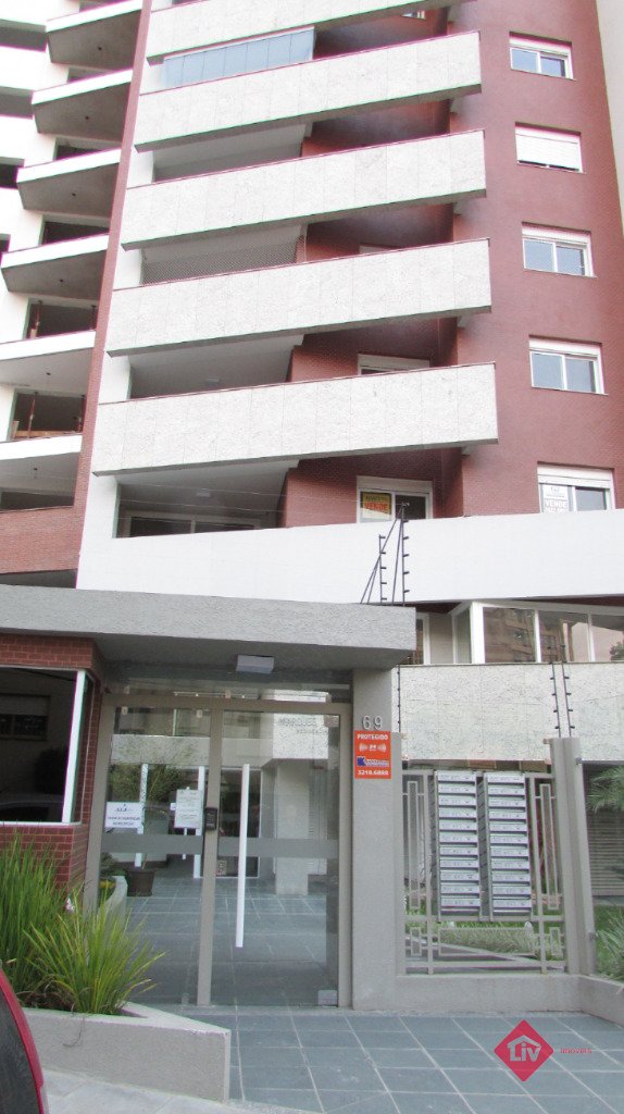 Apartamentos - 3 Dorm.<br />Panazzolo<br />Caxias Do Sul<br /><br />Excelente apartamento com 3 dormitórios sendo 1 suíte com closet, sala de estar e jantar, cozinha, área de serviço, 1 banheiro social, água quente, churrasqueira, espera para split, gás central, hidrômetros individuais, rebaixe em gesso, gabinete, hall de entrada, interfone, piso laminado e porcelanato,sacada, esquadrias em alumínio, 2 vagas de garagem. 0-0