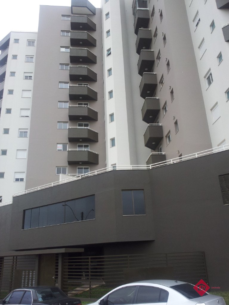 Apartamentos - 3 Dorm.<br />Cinquentenário<br />Caxias Do Sul<br /><br />Excelente apartamento com 3 dormitórios sendo 1 suíte, água quente, gás central, hidrômetros individuais, cozinha, churrasqueira, sala de estar e jantar, 1 banheiro social, interfone, piso laminado e porcelanato, 2 sacadas,esquadrias em alumínio, 1 box duplo de garagem. Empreendimento conta com elevador, porteiro eletrônico, salão de festas, porteiro eletrônico.