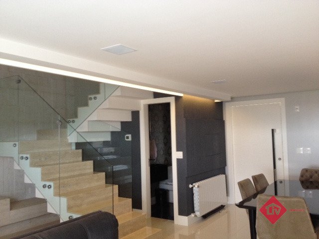 Apartamentos - 2 Dorm.<br />Exposição<br />Caxias Do Sul<br /><br />Lindo Apartamento duplex semi mobiliado, em ótima localização no bairro Exposição, com pé direito duplo, 2 suítes sendo uma master com closet e Hidromassagem, amplo Living integrado a cozinha com churrasqueira, lavanderia, lavabo, 2 sacadas, piso porcelanato e laminado, rebaixe em gesso, calefação, espera para split, escada com mármore travertíno e corrimão de vidro, 3 vagas de garagem.