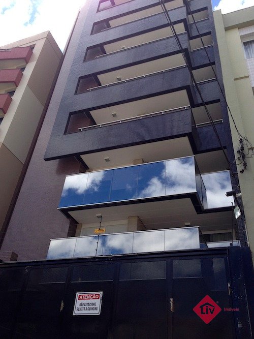 Apartamentos - 3 Dorm.<br />Centro<br />Caxias Do Sul<br /><br />Apartamento com ótima localização, com 3 dormitórios, 3 closet, 2 hidromassagens, água quente, alarme, churrasqueira elétrica, espera para calefação, espera para split, gás central, rebaixe em gesso, cozinha, sala de estar, sala de jantar, sala de tv, área de serviço separada, lareira, piso porcelanato, sacada fechada, esquadrias em PVC, iluminação, lavabo, 2 banheiros sociais, 4 vagas de garagem. Empreendimento com 2 elevadores sendo 1 de serviço, salão de festas, porteiro eletrônico, guarita, jardim, piscina.