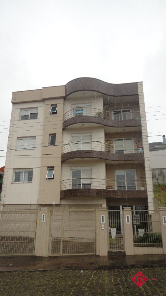 Apartamentos - 3 Dorm.<br />Altos do Seminário<br />Caxias Do Sul<br /><br />Apartamento com 3 dormitórios sendo 1 suíte com hidromassagem, 1 banheiro social, 1 lavabo, sala de estar e jantar, sacada, cozinha, área de serviço, semi mobiliado, piso porcelanato e laminado, boiler, água quente, churrasqueira, lareira, espera para calefação, split, hidrômetros individuais, rebaixe em gesso, interfone, esquadrias em PVC, 1 vaga dupla de garagem. 0-0