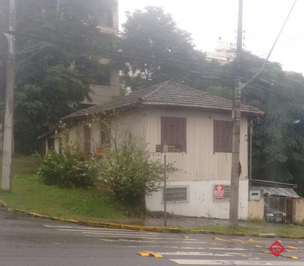 Terrenos<br />Marechal Floriano<br />Caxias Do Sul<br /><br />Terreno de esquina ótimo para construção de pavilhão ou sala comercial. com 200m de área total do Terreno. Consta uma casa de Madeira. 0-0