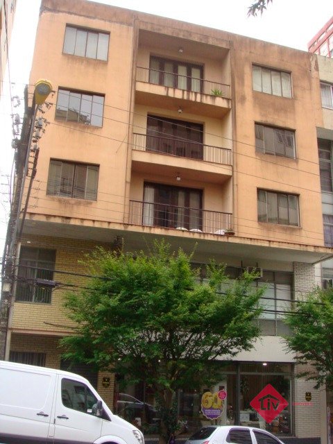 Apartamentos - 3 Dorm.<br />Centro<br />Caxias Do Sul<br /><br />Apartamento com 3 dormitórios, sala com sacada, 1 banheiro social, cozinha, área de serviço, dependência de empregada com banheiro auxiliar.