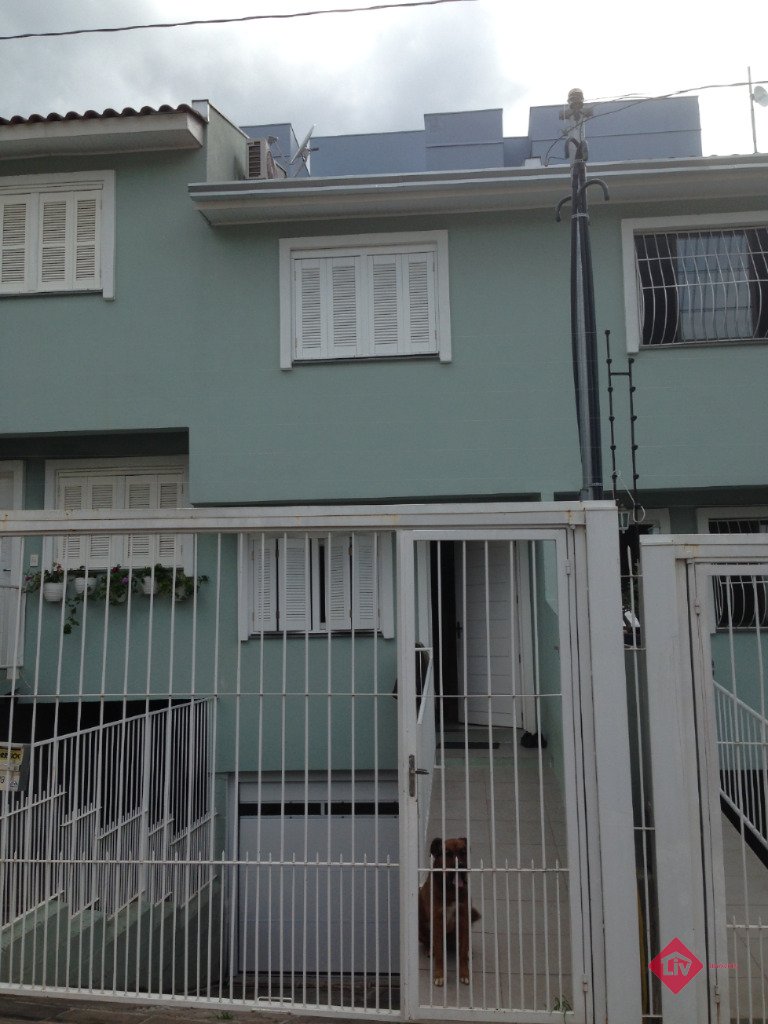 Sobrados - 2 Dorm.<br />Vinhedos<br />Caxias Do Sul<br /><br />Excelente sobrado no Bairro Vinhedos, com 2 dormitórios, 1 banheiro social, área de serviço, sala de estar, cozinha, água quente, água quente. esquadrias em madeira, piso cerâmico e laminado, 1 vaga de garagem, gradil, porteiro eletrônico.