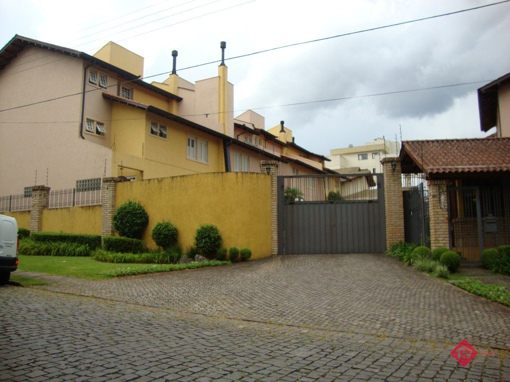 Casas - 3 Dorm.<br />Jardim América<br />Caxias Do Sul<br /><br />Casa com hall de entrada, com 3 suítes, suíte casal com banheira, sala de estar, sala de jantar, copa cozinha, área de serviço, dependência de empregada,1 lavado, 1 banheiro auxiliar, sala de cinema, adega, garagem, rebaixe em gesso em toda a casa, esquadrias em PVC, piso laminado e porcelanato, calefação, varanda, jardim. 0-0